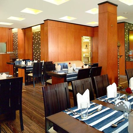 Hotel Aiswarya Kochi Bagian luar foto