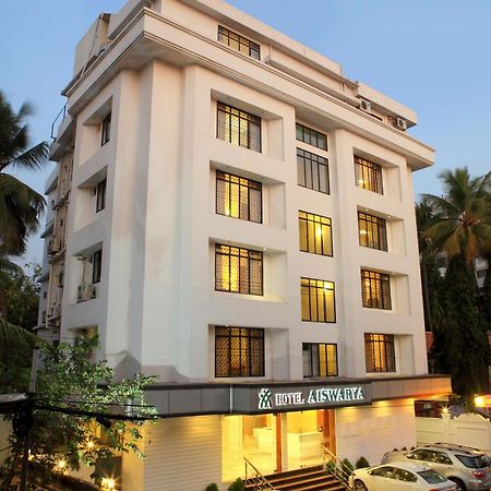 Hotel Aiswarya Kochi Bagian luar foto