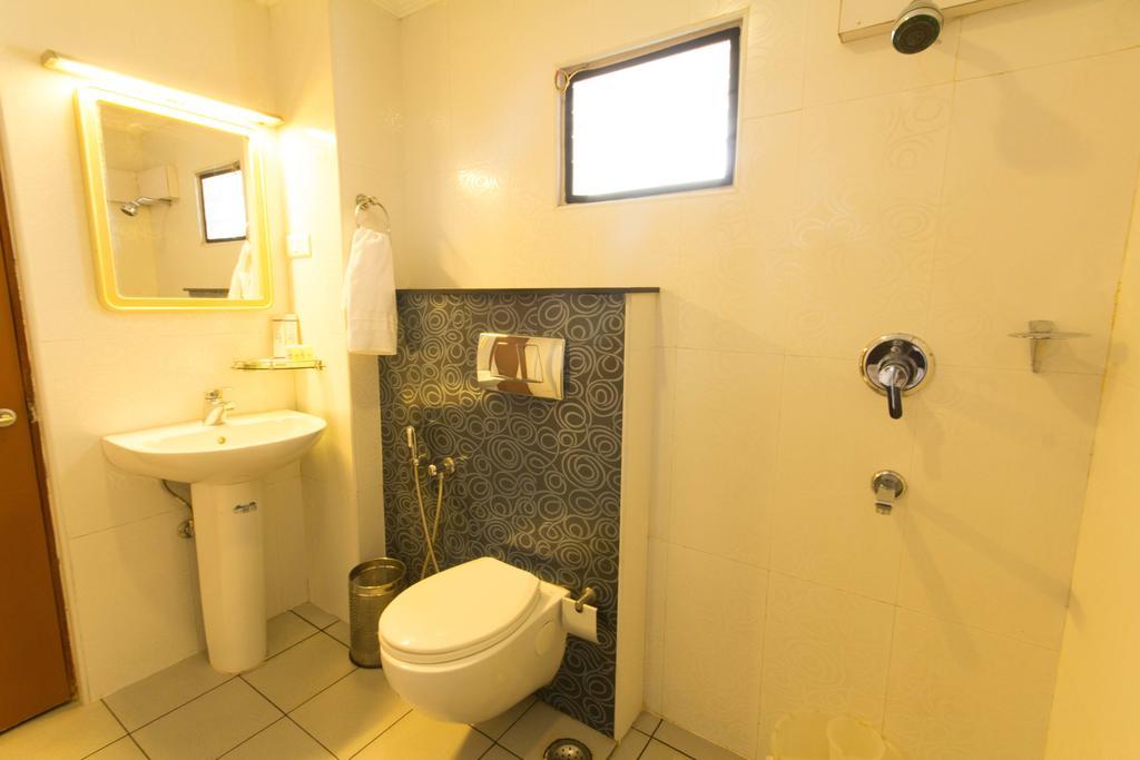 Hotel Aiswarya Kochi Ruang foto