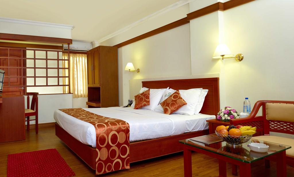 Hotel Aiswarya Kochi Bagian luar foto