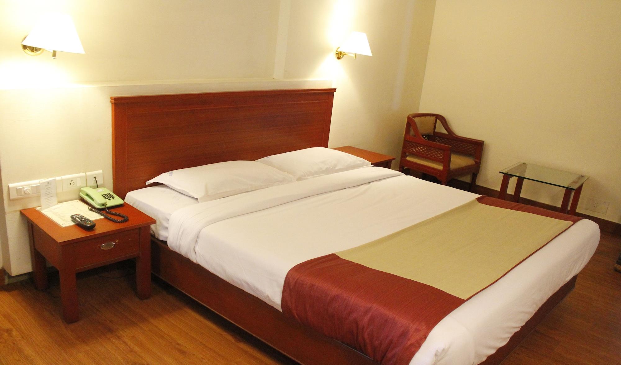 Hotel Aiswarya Kochi Bagian luar foto