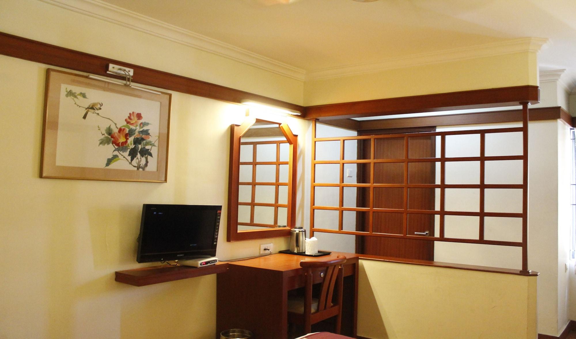 Hotel Aiswarya Kochi Bagian luar foto