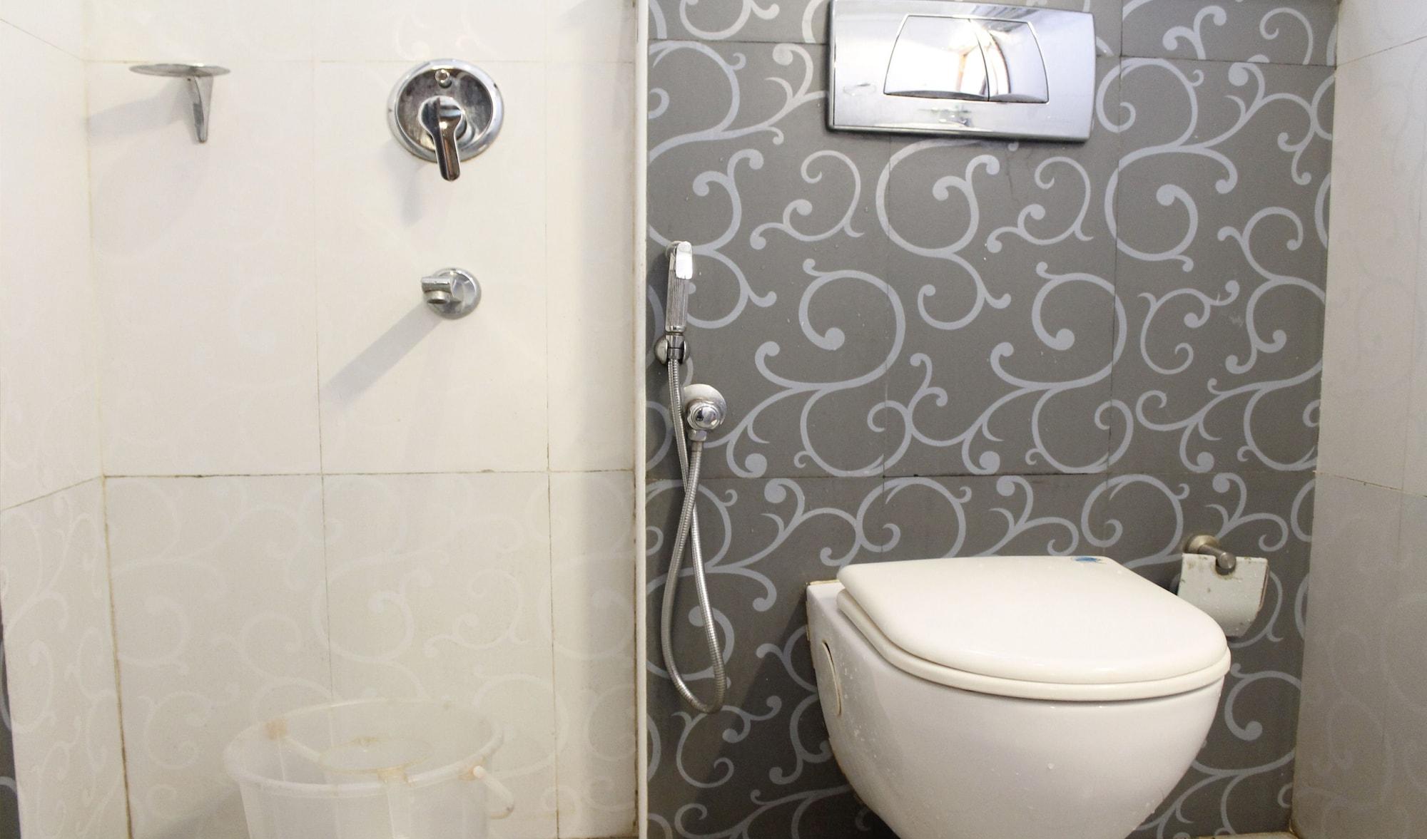 Hotel Aiswarya Kochi Bagian luar foto