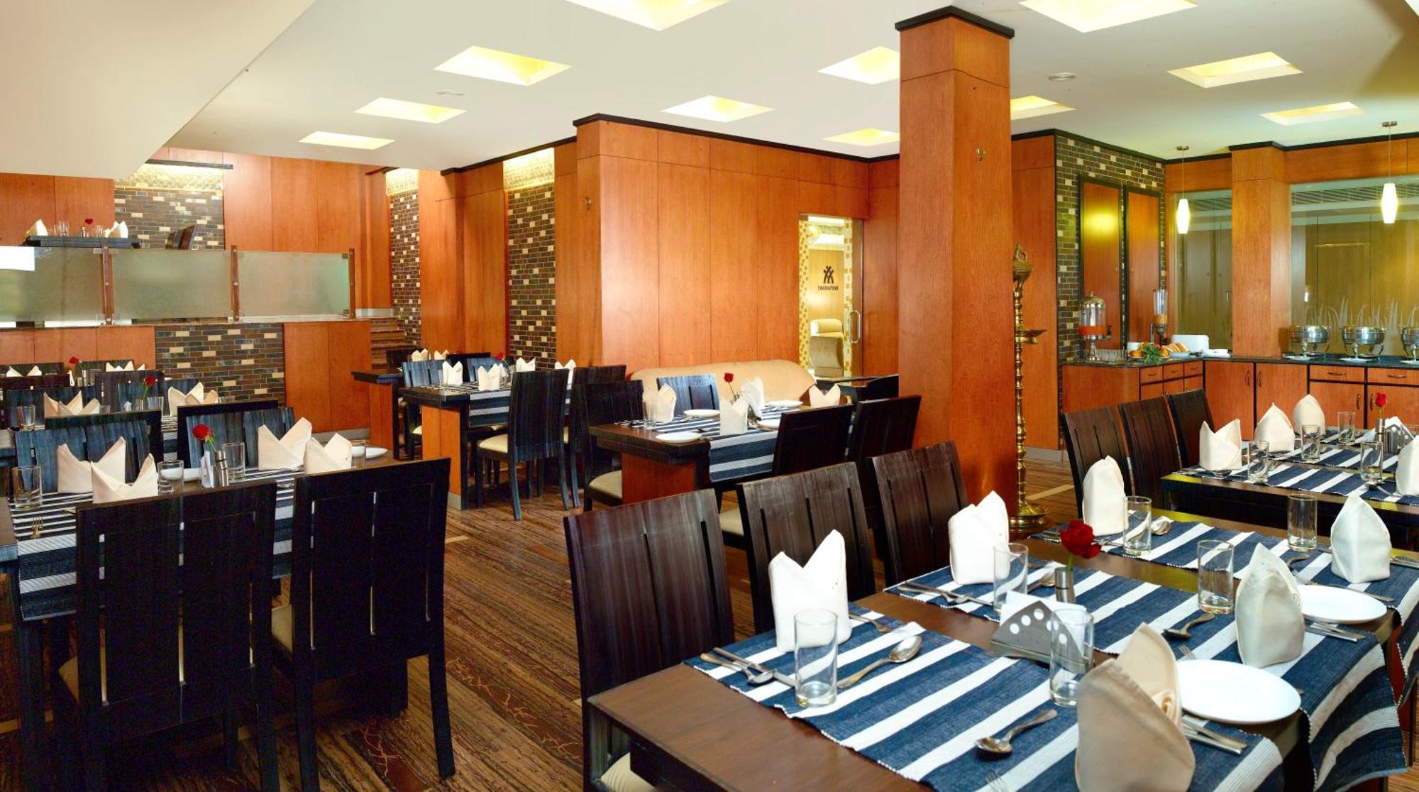 Hotel Aiswarya Kochi Bagian luar foto
