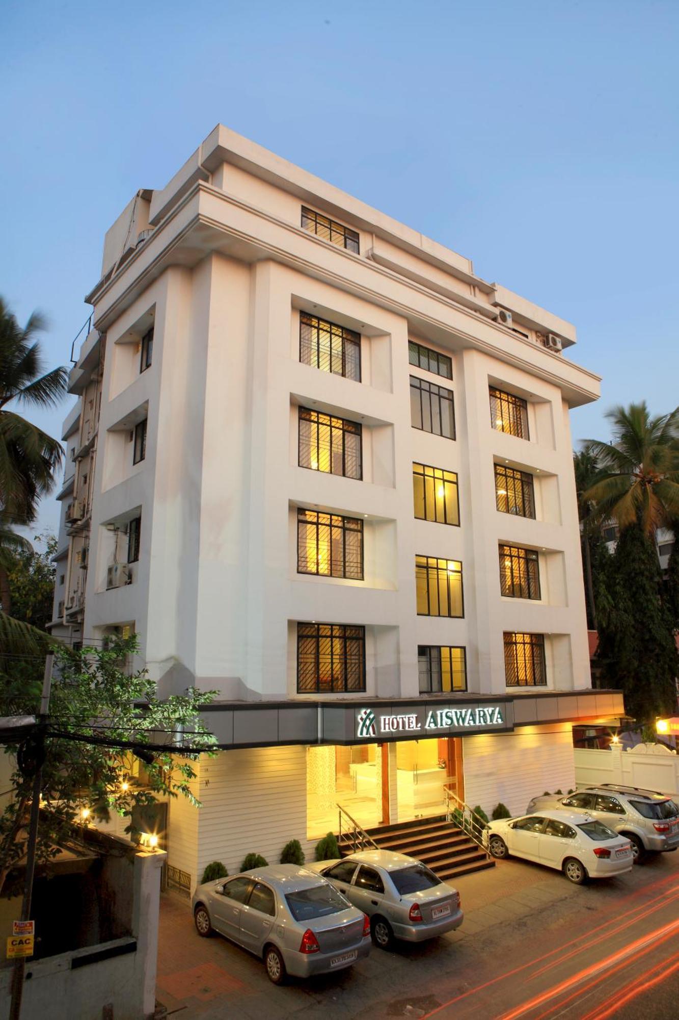Hotel Aiswarya Kochi Bagian luar foto
