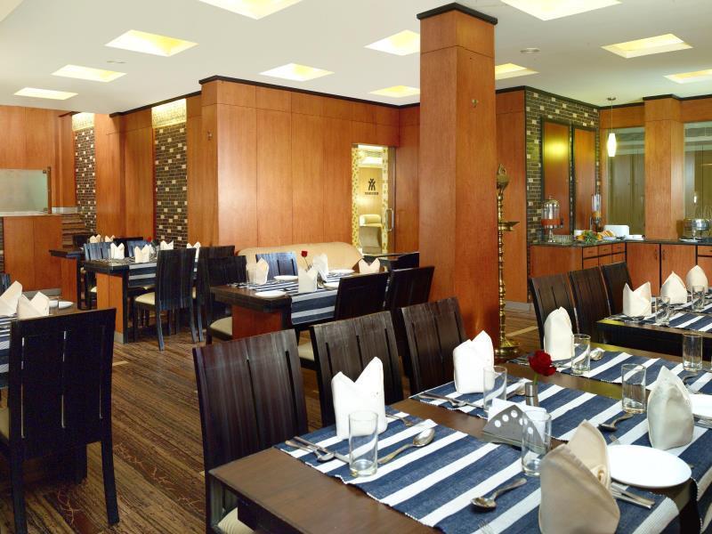 Hotel Aiswarya Kochi Bagian luar foto