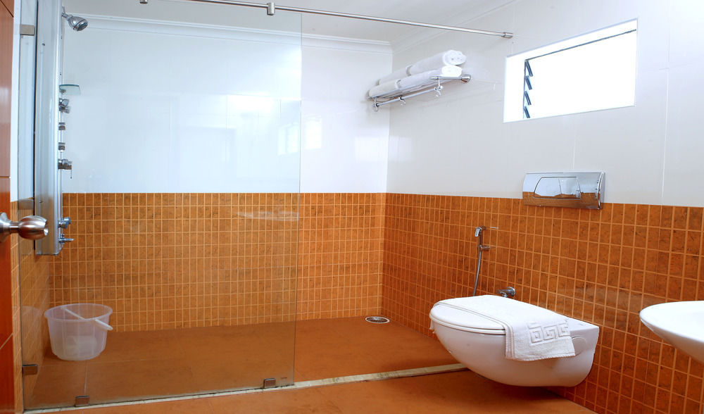 Hotel Aiswarya Kochi Bagian luar foto