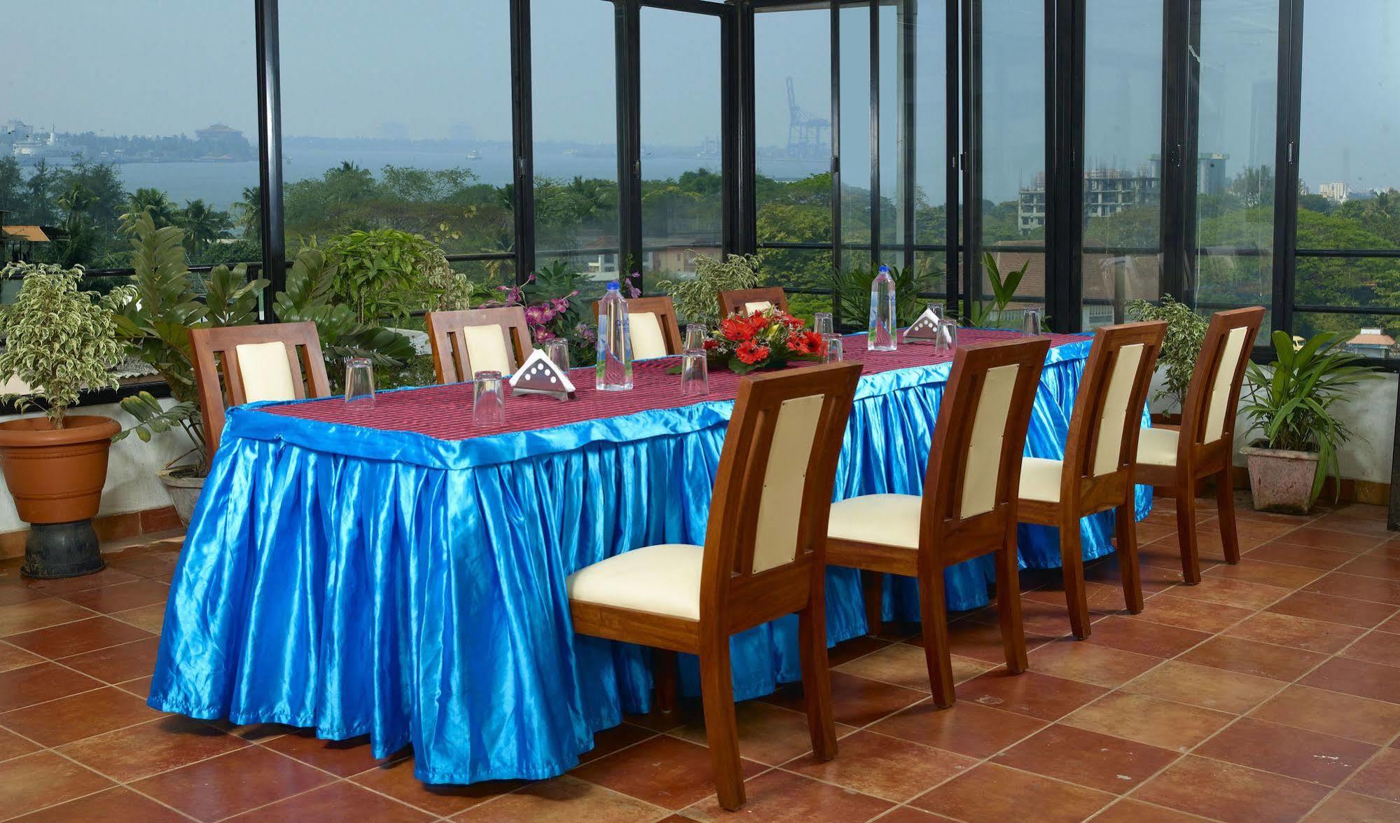 Hotel Aiswarya Kochi Bagian luar foto