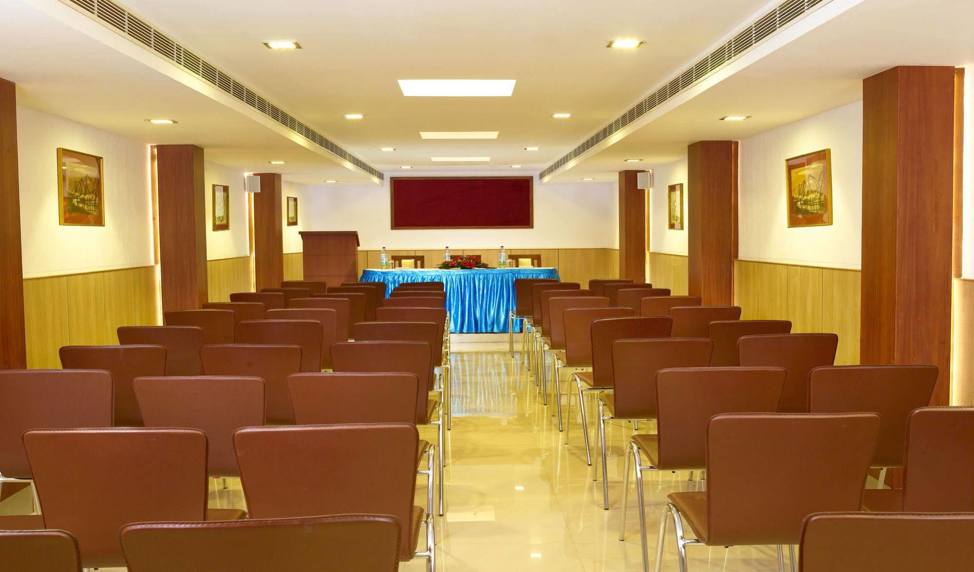 Hotel Aiswarya Kochi Bagian luar foto