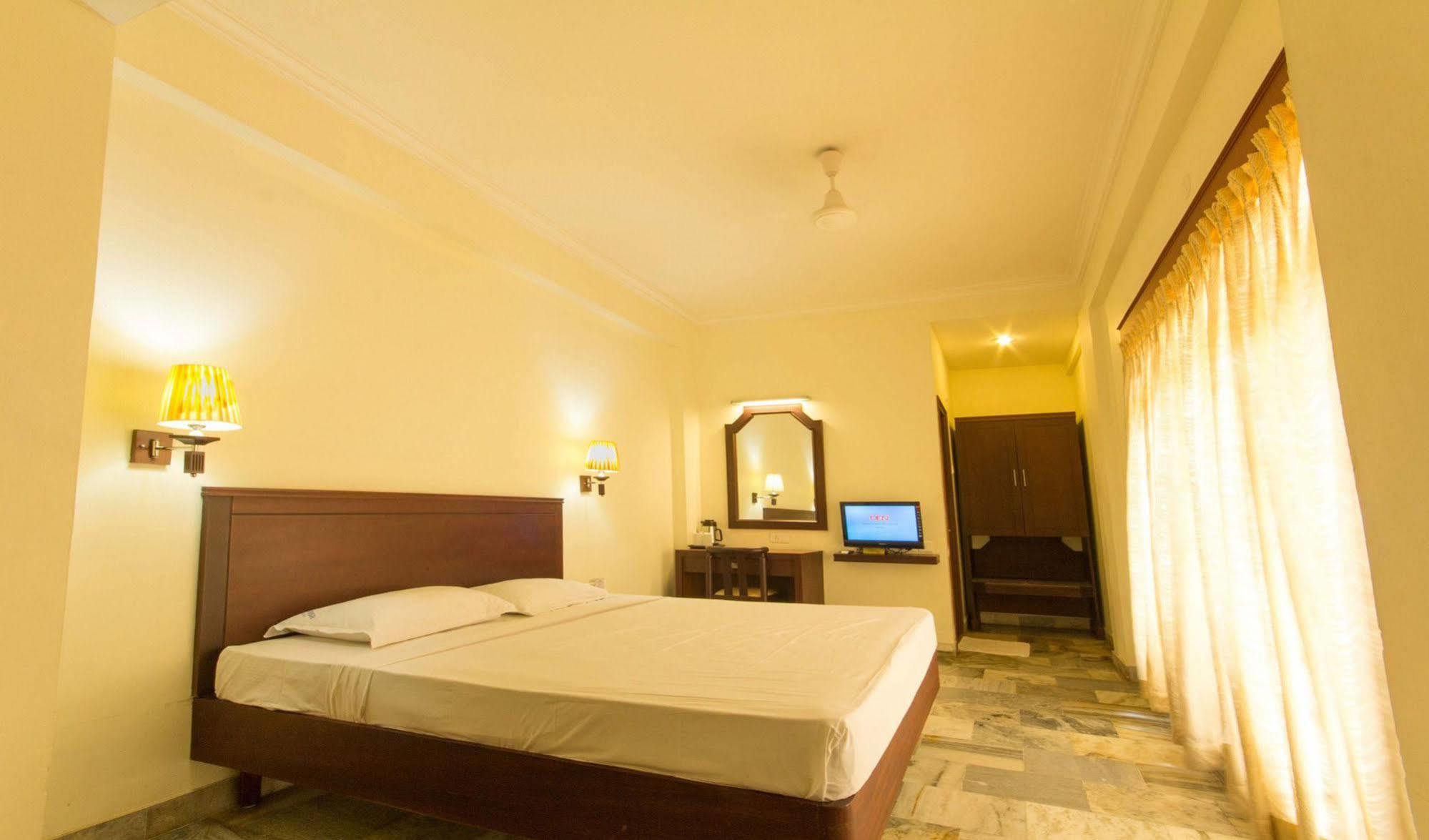 Hotel Aiswarya Kochi Bagian luar foto