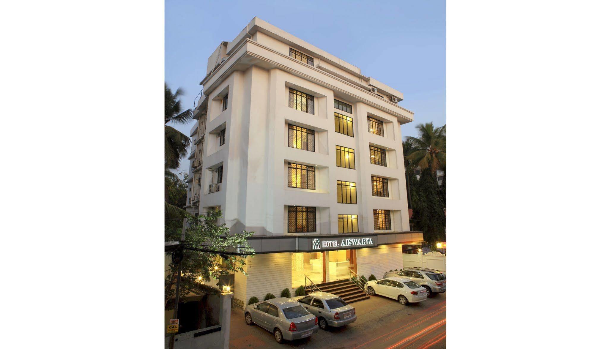 Hotel Aiswarya Kochi Bagian luar foto
