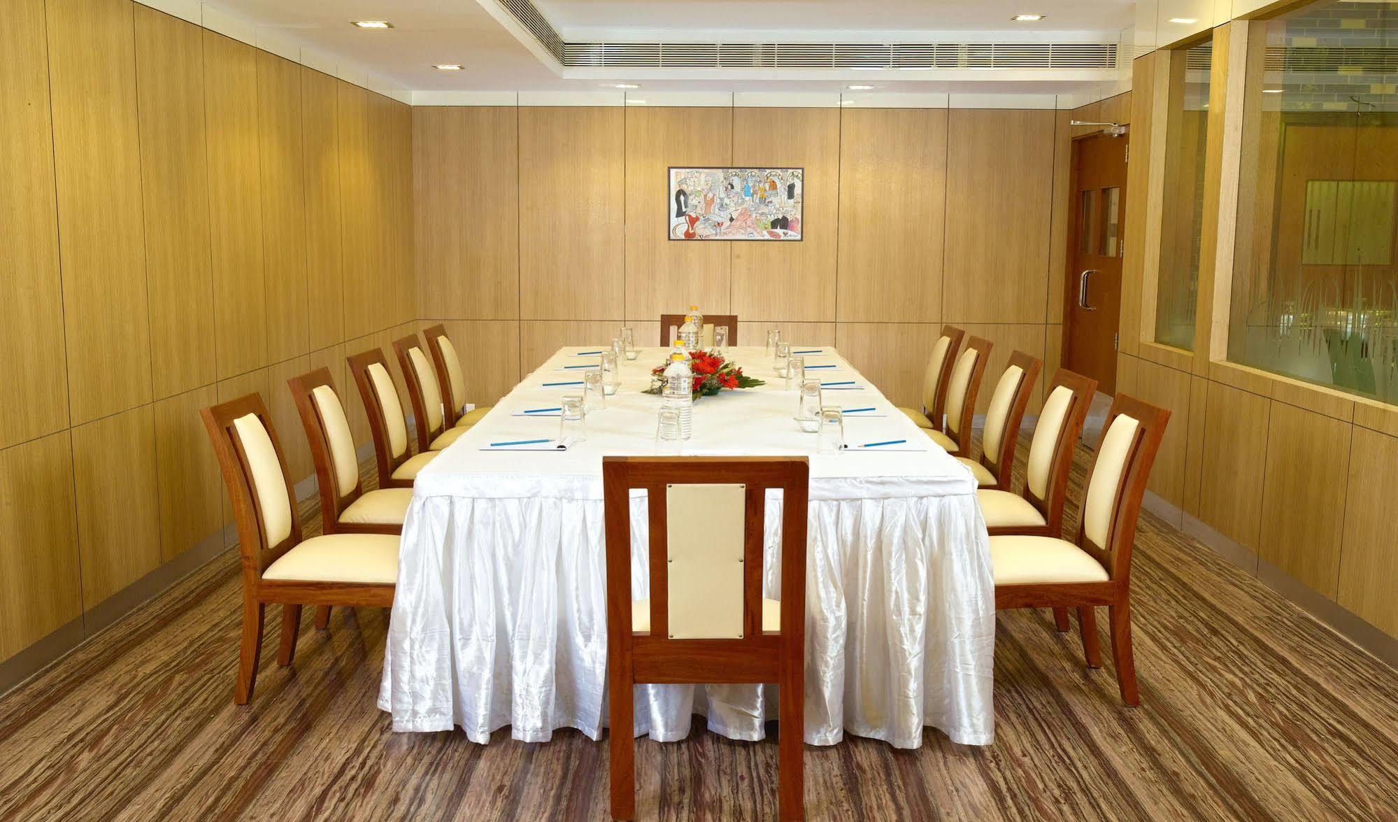 Hotel Aiswarya Kochi Bagian luar foto